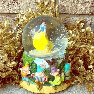 ✨Disney’s Snow White snow globe!